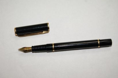 null WATERMAN Stylo plume laqué noir. (traces de dents sur le bout)

Dans un écr...