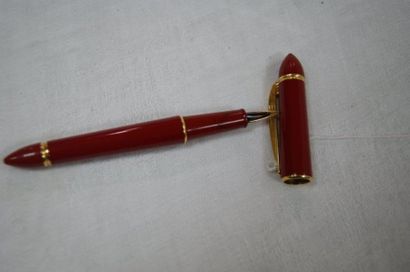 null KENZO Stylo plume en métal laqué rouge. (fente au niveau de la plume).