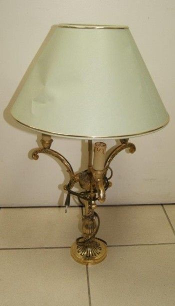 null Lampe en bronze. Style Louis XV. Avec son abat-jour. Haut.: 66 cm