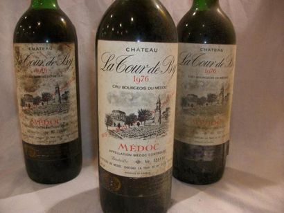 null 3 bouteilles de Médoc, Château la Tour de By, 1976 (étiquette décolée et très...