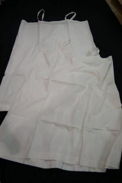 null Lot de deux chemises en coton ,ajourés et brodés. Vers 1940