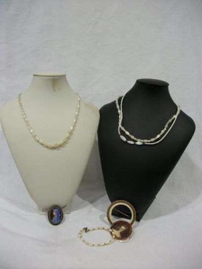 null Lot de bijoux fantaisie, comprenant 3 colliers, 1 bracelet, deux broches montées...