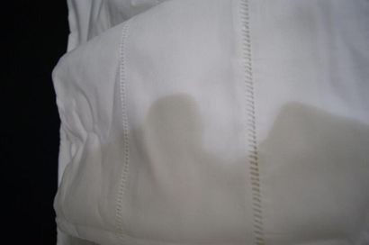 null Lot de deux draps en coton blanc à bordures ajourées. 240 X180 cm ( TBE)