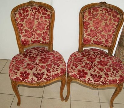null Paire de chaises en bois naturel, style Louis XV. Garniture en velours bord...