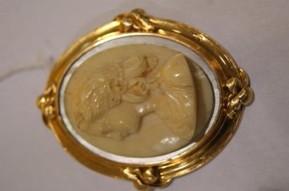 null Broche en or jaune, à décor d'un bas relief sur ivoirine, contrecollé sur nacre....