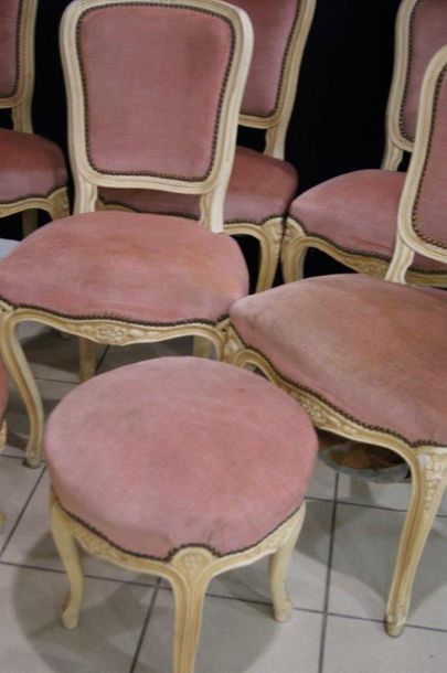 null Ensemble composé de 6 chaises et 2 tabourets en bois laqué blanc, garniture...