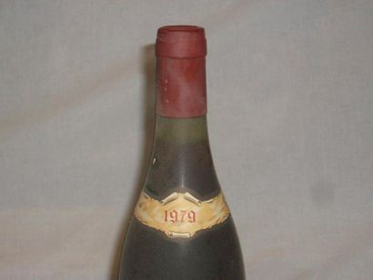 null 1 bouteille de Côtes de Nuits Villages, Hubert Père et Fils, 1979. (es)