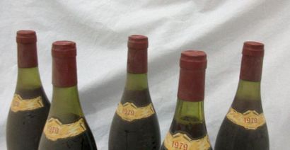 null 5 bouteilles de Monthélie, Hubert Père et Fils, 1979. (es, LB et B)