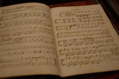 null Fort lot de partitions de musique reliées comprenant Pucchini, Mozart, Wagner,...