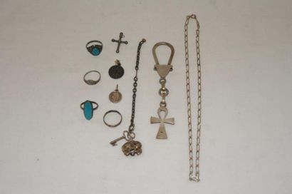null Petit lot de bijoux en argent, comprenant des bagues, porte-clef, chaîne, médailles...