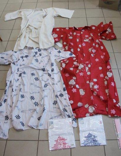 null JAPON Lot de vêtements : t-shirts (neufs sous blister), kimonos.