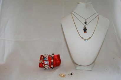 null Lot de bijoux fantaisie, comprenant 2 bagues, 3 colliers, 3 bracelets ornés...