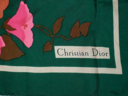 null CHRISTIAN DIOR Carré en soie fond vert, bordure blanche à motifs de végétaux.75...