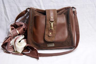 null TED LAPIDUS Sac besace en cuir marron ( taches , usures) .21X25 cm. On y joint...