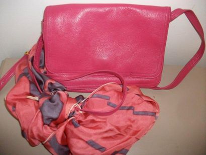 null Lot comprenant un sac besace en simili cuir rose (15x20 cm, BE) et un foulard...