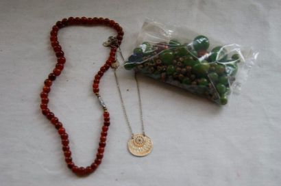 null Lot comprenant un collier en pierres dures rouges (long.: 42 cm), un collier...