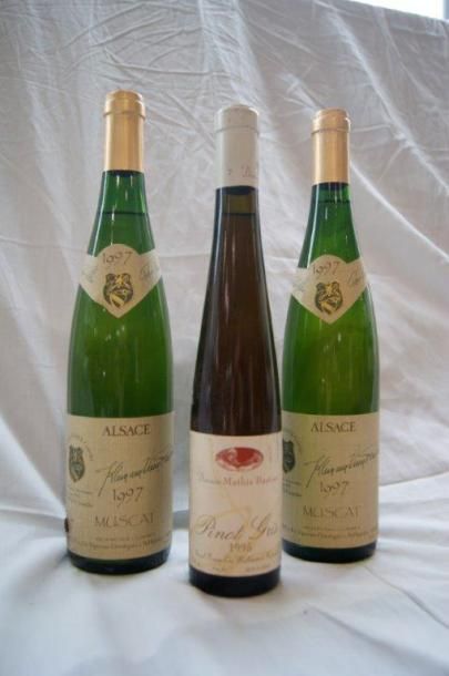 null 2 bouteilles de Muscat d'Alsace, 1997. On y joint une bouteille de Pinot Gris,...