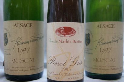 null 2 bouteilles de Muscat d'Alsace, 1997. On y joint une bouteille de Pinot Gris,...