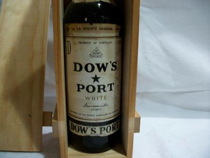 null 1 bouteille de porto blanc Dow's Port. Dans une boîte en bois.