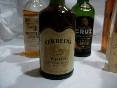 null Lot de 2 bouteilles d'alcools : 1 de Porto Ferreira et une de Kirsch Lemercier...