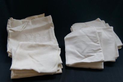 null Lot de 14 serviettes de table en coton damassé blanc (certaines monogrammées)....