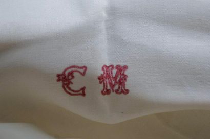 null Lot de linge de table en coton damassé blanc monogrammé « CM » comprenant une...