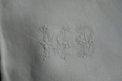 null Ensemble de table en coton damassé blanc monogrammé « MB » comprenant une nappe...