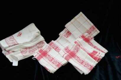 null Lot en coton damassé blanc à motif rouge comprenant une nappe monogrammé « P...