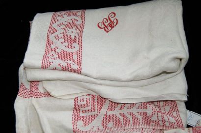 null Lot en coton damassé blanc à motif rouge comprenant une nappe monogrammé « P...
