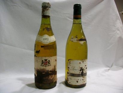 null 2 bouteilles de vin blanc : 1 Chassagne-Montrachet 1972 (taches), 1 bouteille...