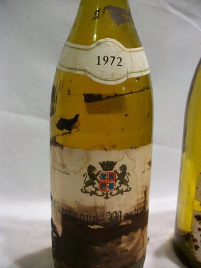 null 2 bouteilles de vin blanc : 1 Chassagne-Montrachet 1972 (taches), 1 bouteille...