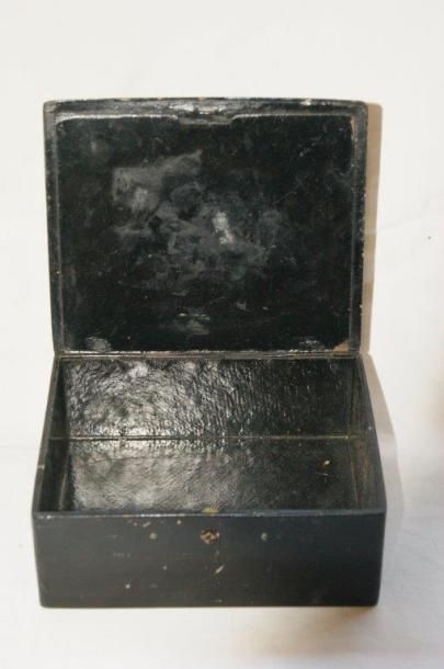 null Boîte en carton bouilli, à décor chinoisant. Vers 1900. 18 x 15 cm