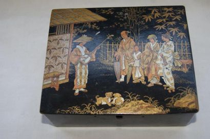 null Boîte en carton bouilli, à décor chinoisant. Vers 1900. 18 x 15 cm