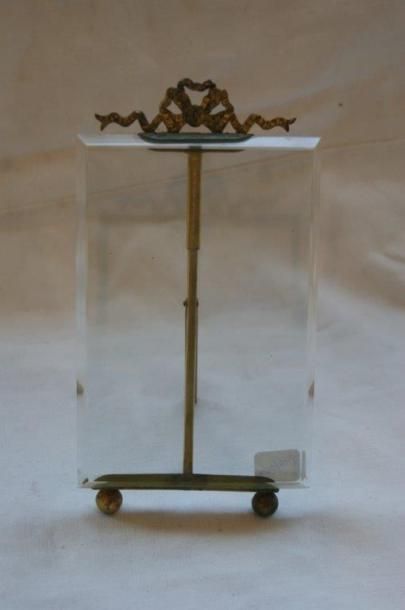 null Cadre en laiton et verre. Fin XIXe, style Louis XVI. 21 x 11 cm
