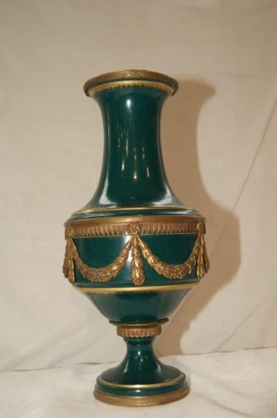 SÈVRES SEVRES Vase en porcelaine verte, monté en bronze. Haut.: 29 cm