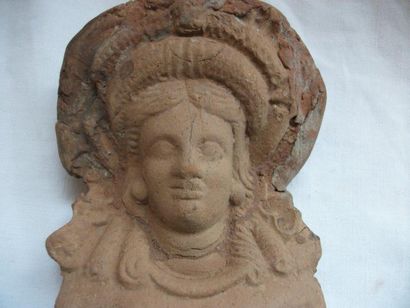null Figure d'Isis en terre cuite. Alexandrie, période romaine. Haut.: 28 cm