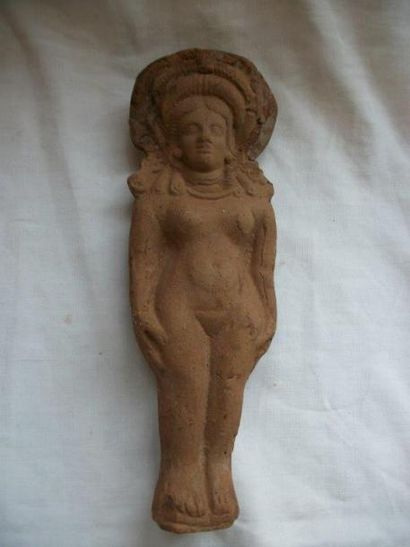 null Figure d'Isis en terre cuite. Alexandrie, période romaine. Haut.: 28 cm