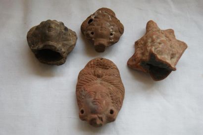 null Lot de 4 têtes en terre cuite. Alexandrie, période romaine. 7-9 cm