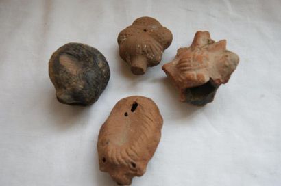 null Lot de 4 têtes en terre cuite. Alexandrie, période romaine. 7-9 cm