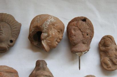 null Lot de 7 têtes en terre cuite. Alexandrie, période romaine. 5-7 cm