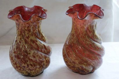null Dans le goût de Murano, Paire de vases en verre rouge et jaune. Haut.: 24 c...