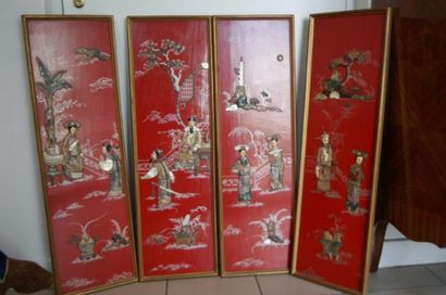 null CHINE Ensemble de quatre panneaux en bois laqué rouge, orné de personnages en...