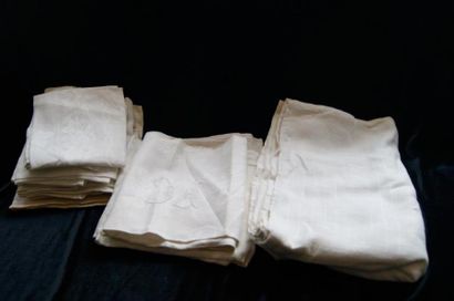 null Lot de linge de table comprenant 16 serviettes en coton blanc damassé (dépareillées)...
