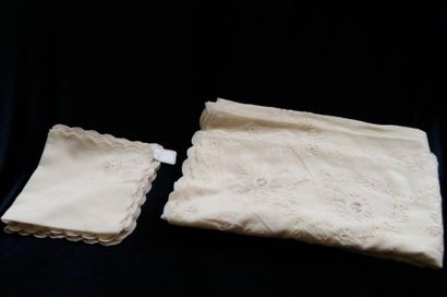 null Service de table en tissus brodés comprenant une nappe (160x220 cm, BE) et 6...