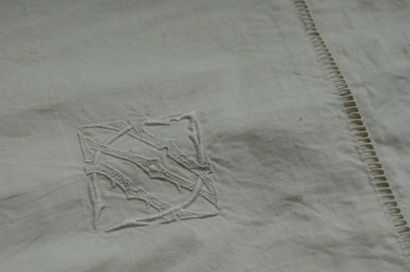 null Paire de tais d’oreillers en métis blanc brodé, bordure ajourée.66x64 cm, T...