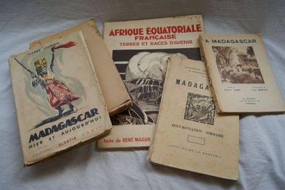 null Lot de livres brochés sur Madagascar, l'Afrique équatoriale français, l'Occ...