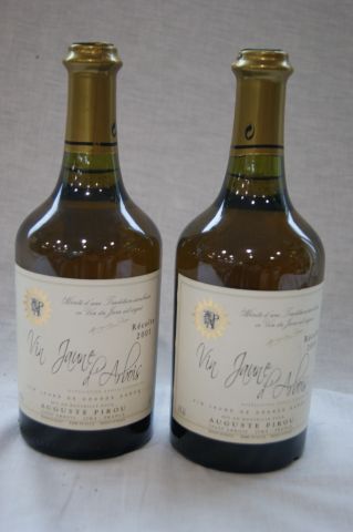 null 2 bouteilles de vin jaune d'Arbois, 2001.