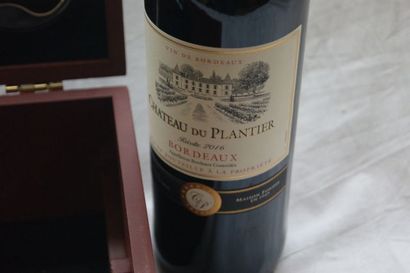 null Coffret contenant 2 bouteilles de Bordeaux, Château du Plantier, 2016 et un...