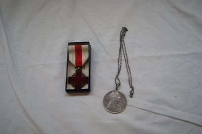 null Lot comprenant un médaille émailée en forme de croix et 1 thaler Marie Thérèse...