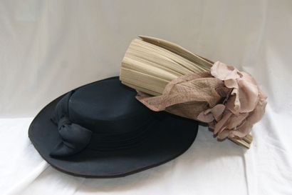 null Lot comprenant une capeline noire avec bonnet rigide (haut.: 8 cm) et un chapeau...